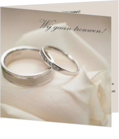 Trouwkaarten met ringen - trouwkaart silver rings on white rose, vk
